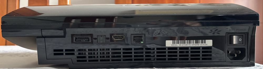 Playstation 3 com comandos, jogos e componentes