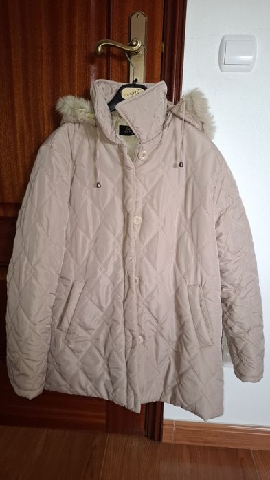 Blusão acolchoado com capuz