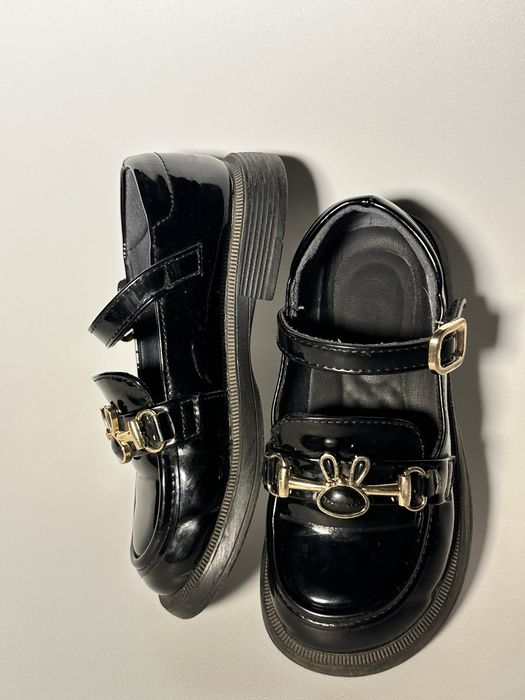 Дитяче взуття. Для дівчаток і хлопців