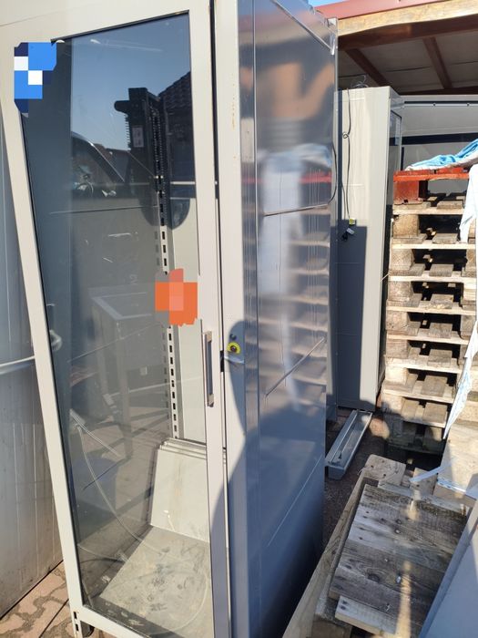 Przeszklona szafa stojąca z półkami