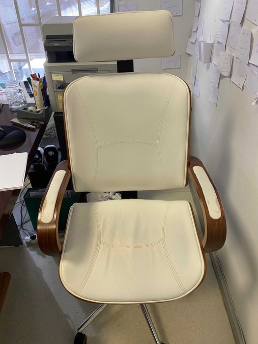 cadeira de escritorio branca e castanha