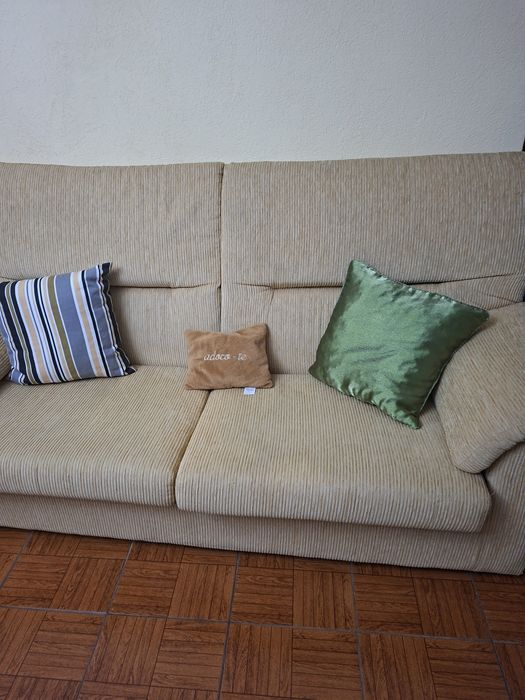 Vendo este    Sofá muito bom. a Bom Preço.