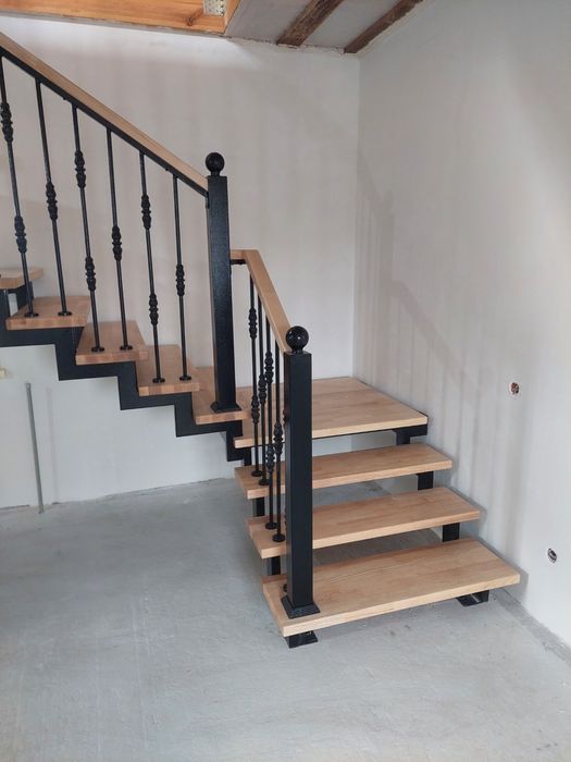 Сходи ЛОФТ на металевому каркасі перила ступені дуб ясен бук сосна
