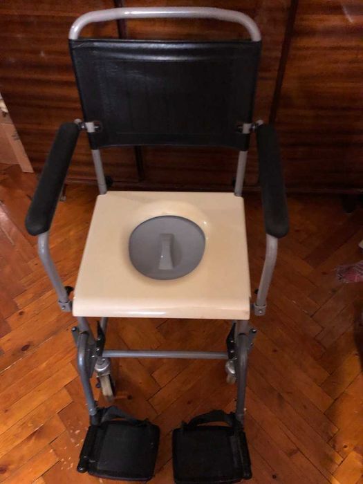 Кресло-каталка с санитарной оснасткой / горшком. Германия