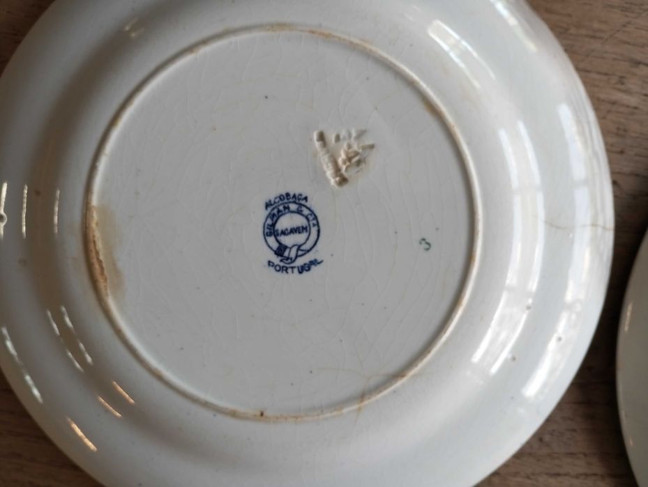 Antigos pratos em faiança Sacavém motivo Alcobaça