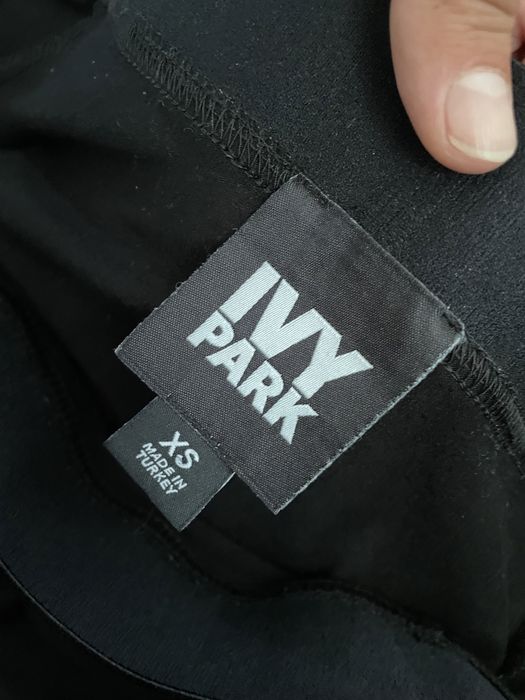 IVY PARK dopasowana sukienka hiszpanka z lampasami