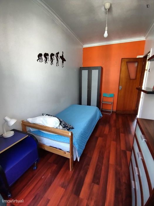 Quarto - localizado em Benfica Lisbon