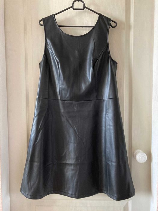 Платье из искусственной кожи