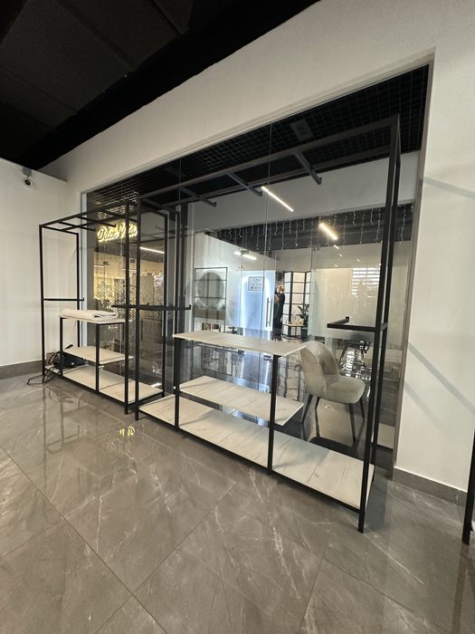 Стойки для одягу в магазин в ідеальному стані