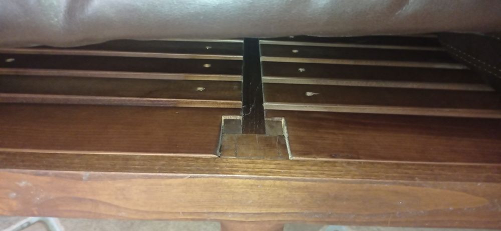 Sofá em madeira de castanho maciça.