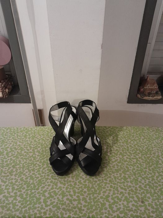 Vendo Sandálias de Senhora muito bonitas como novas