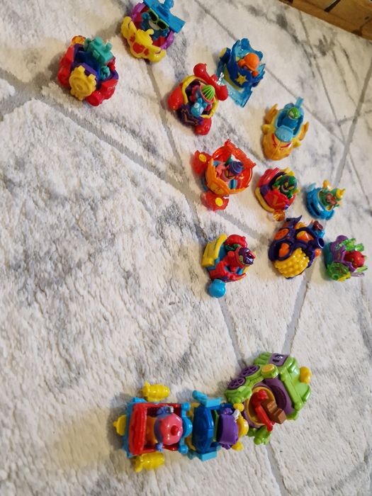 14 pojazdów/ samochodzików + 14 figurki SUPER ZINGS/SUPER THINGS