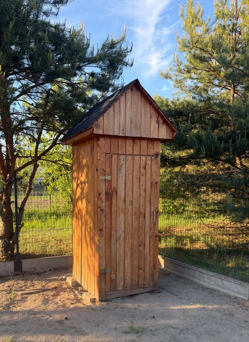 Drewniana toaleta zewnętrzna wychodek WC