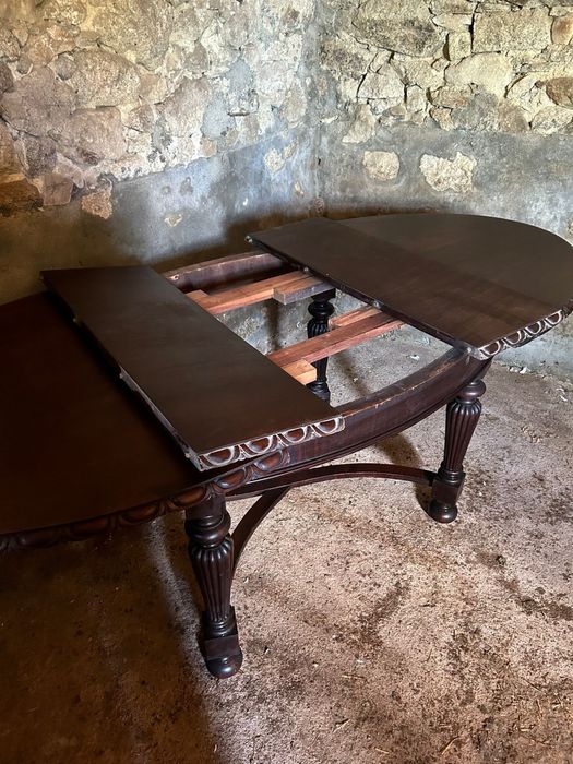 Mesa oval antiga em madeira maciça