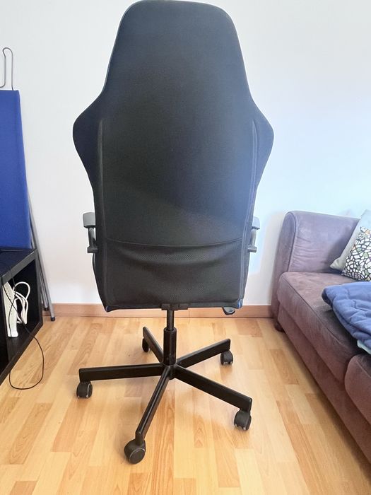 Cadeira gamer azul e preta