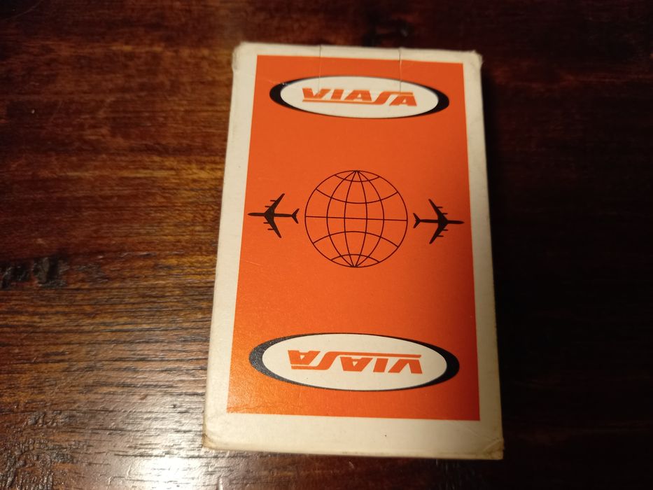 8 baralhos de cartas da TAP e 1 baralho da VIASA.