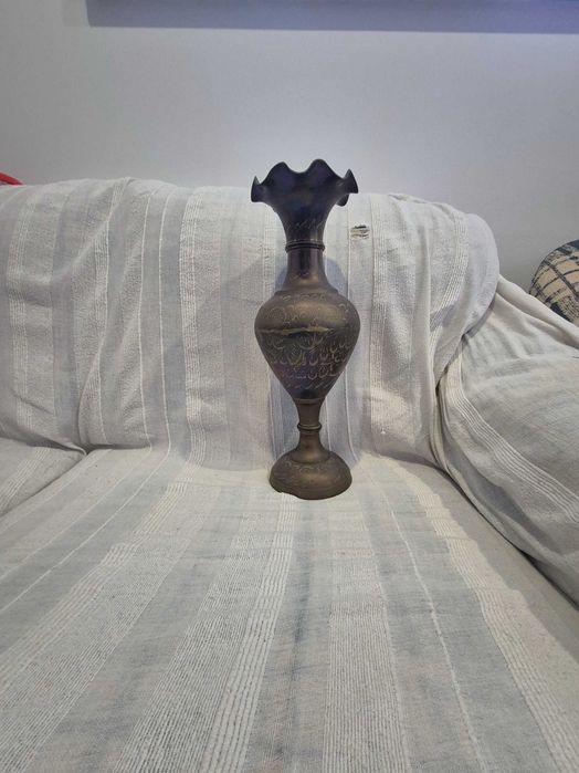jarra em latão com as medidas de 40*13cm trabalhada