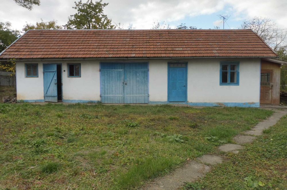 Продам господарство (хату, ділянку) поблизу Коломиї (Івано-Франківська обл.)