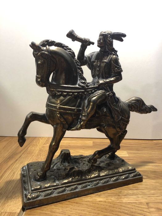 Mosiężna figura husara na koniu