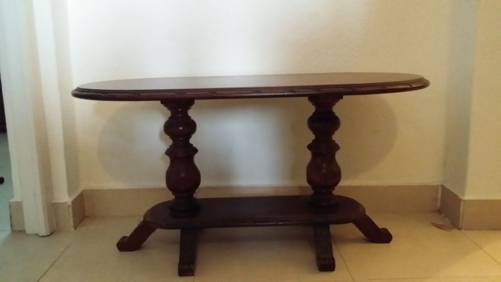 Mesa de centro em madeira maciça, castanha