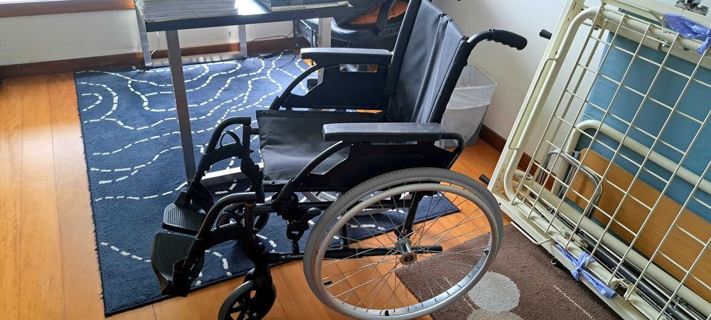 Cadeira de Rodas Breeze Premium Cinza + Coxim Anti-Escaras Alova | Como Nova