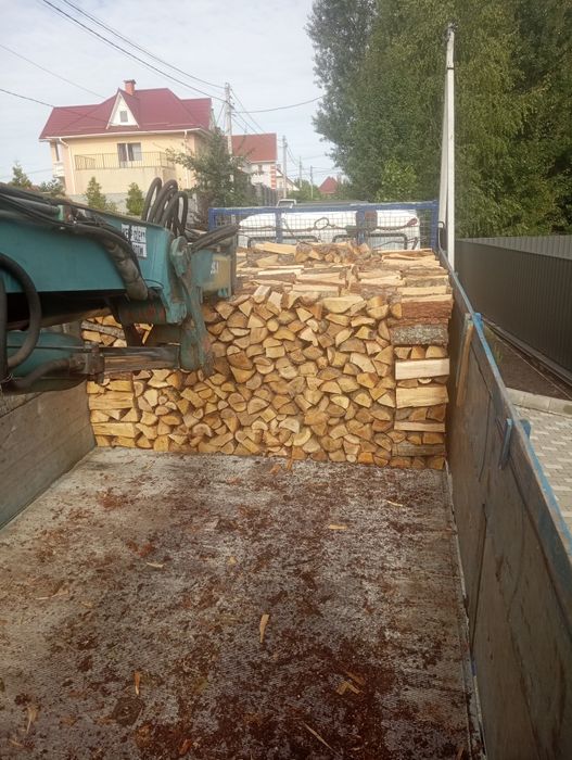 Продаж та доставка колотих дров