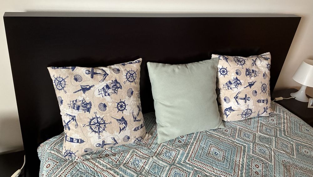 Conjunto de móveis de quarto em madeira maciça de cor castanha escura
