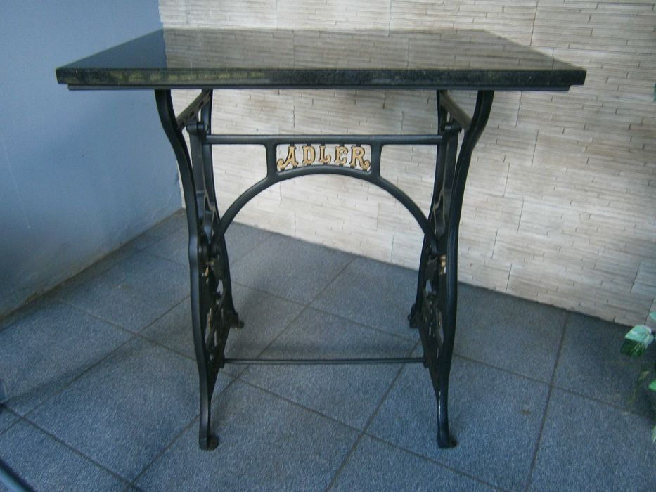 Stolik na nogach od maszyny do szycia , blat granitowy.