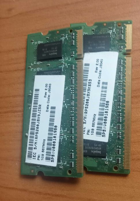 2 memórias RAM de 1 GB cada