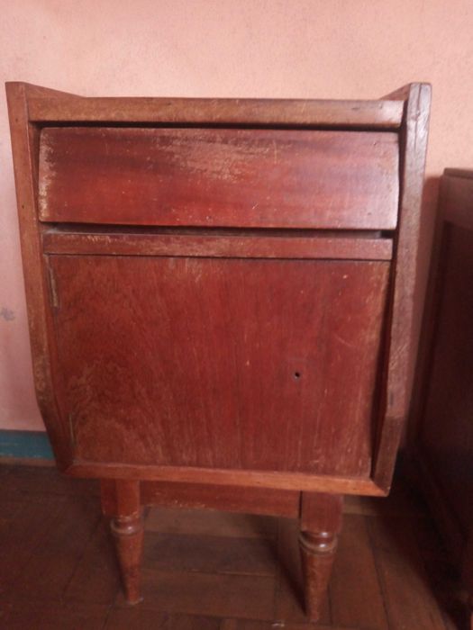 Vendo 2 mesinhas de cabeceira.