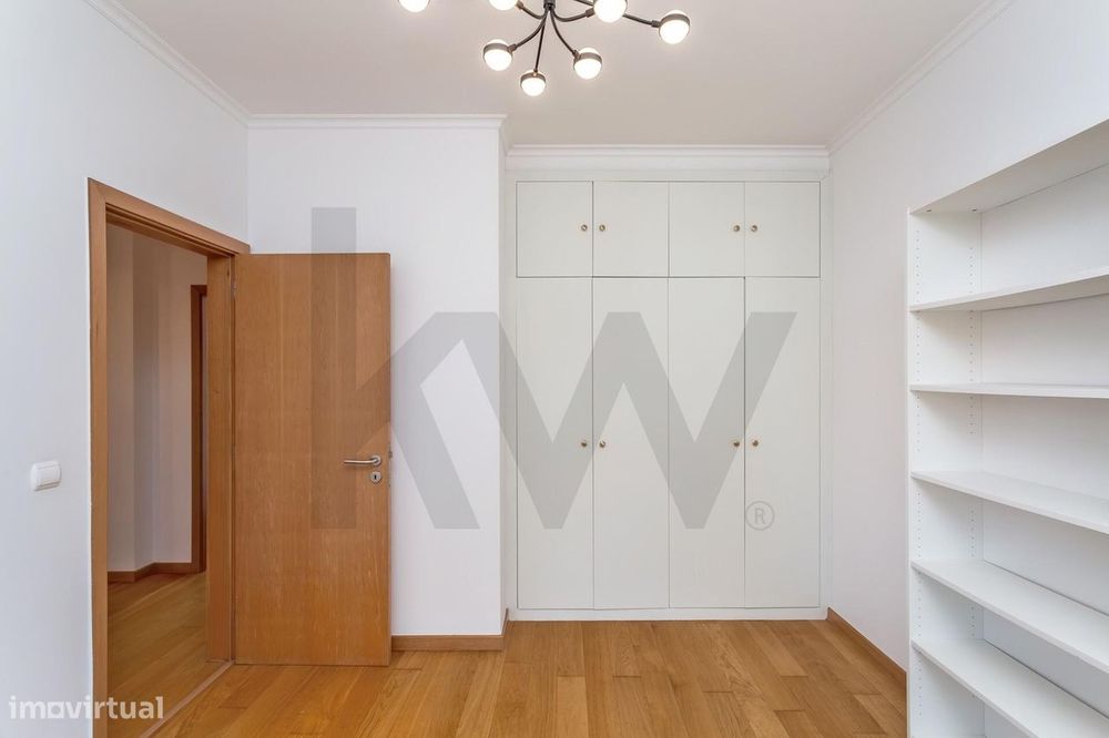Moradia T4+2 com Jardim e Piscina para Arrendamento, junto ao Oeiras G