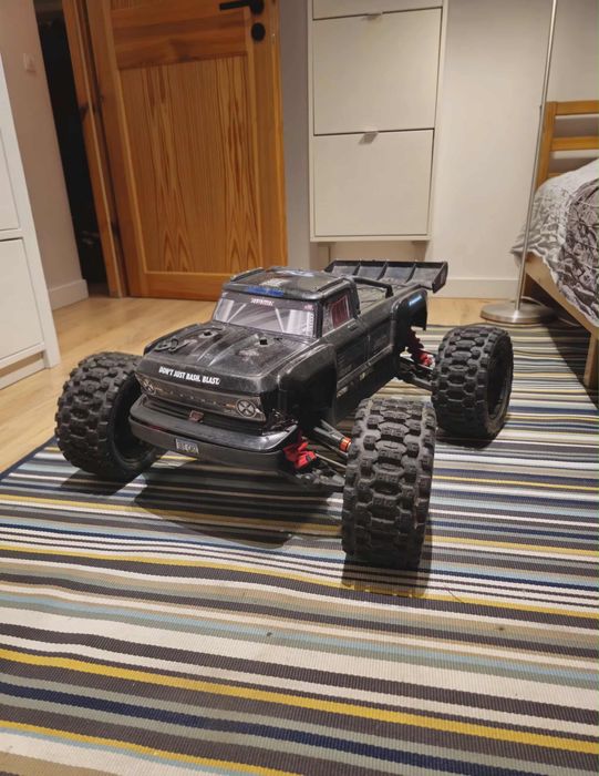 Arrma outcast 8s 1/5 rc warto przeczytac opis plus pakiety 9000mha