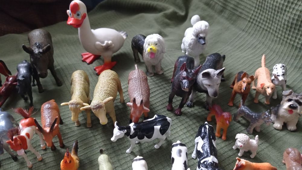 Figurki zwierzątka konie psy koty farma 80 elementów