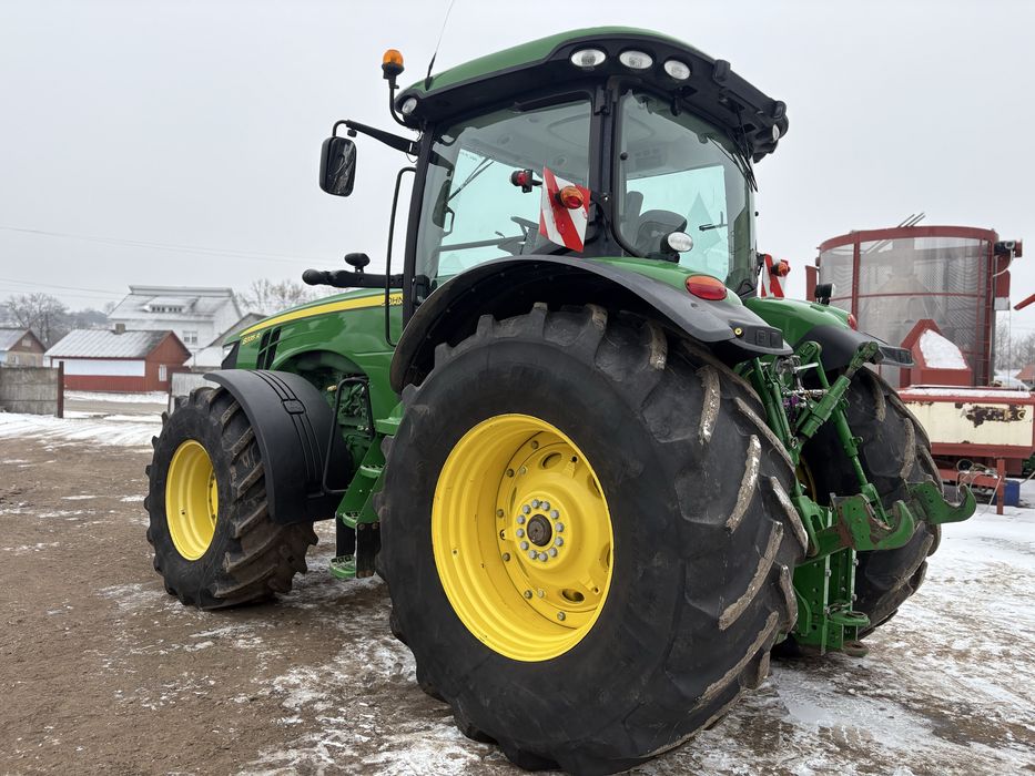 трактор John Deere 8335R