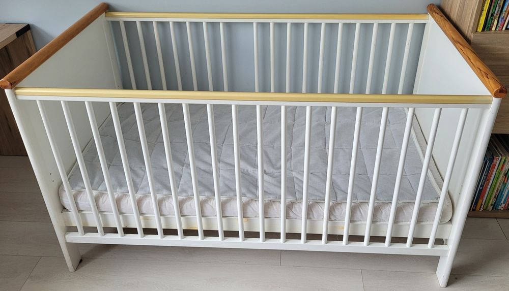 Łóżeczko z litego drewna  z materacem 140×70