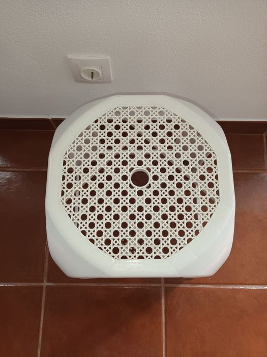 Banco branco de plástico pequeno