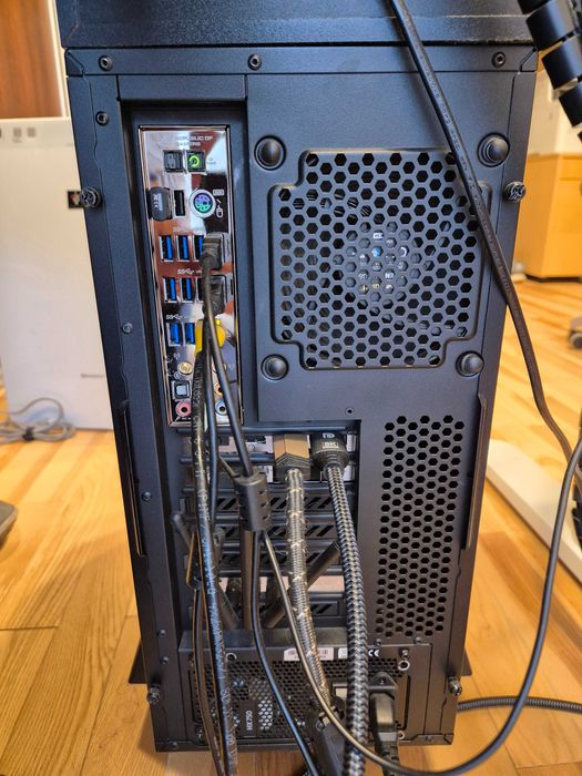 Komputer stacjonarny (i7-5820K + NVidia GTX 1070 + 32GB RAM + 2.5TB)