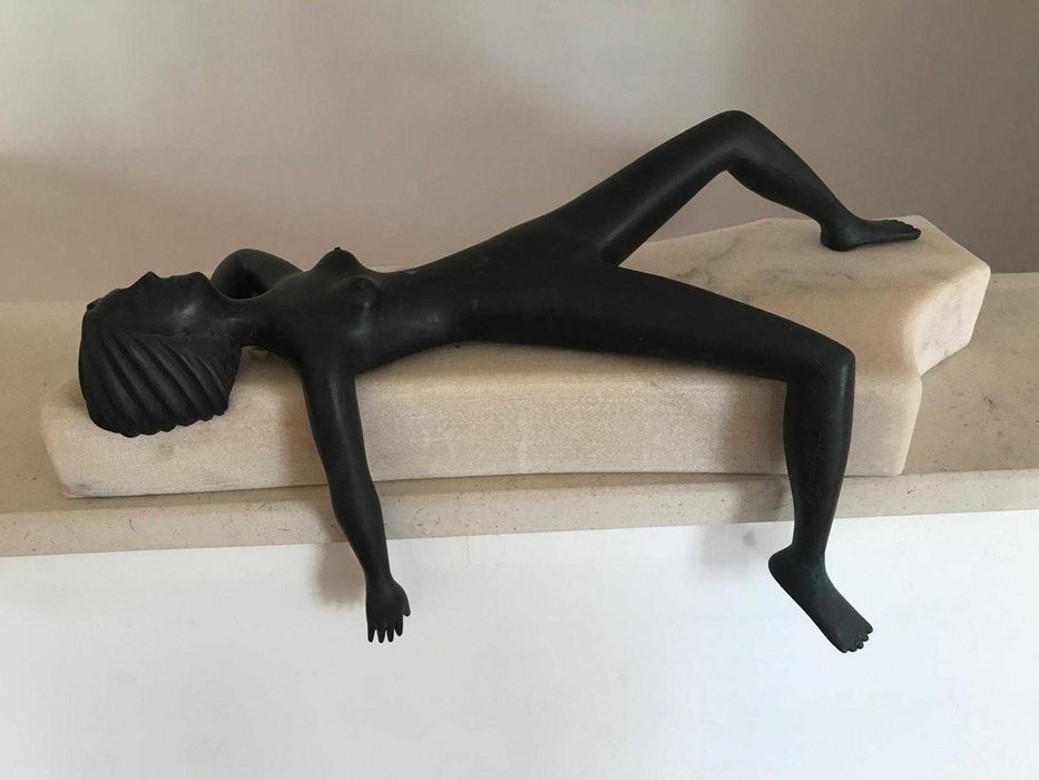 Estatua de mulher deitada