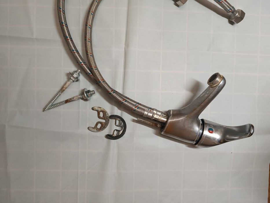 Раковина обычная со смесителем, сифоном и трубамии и  угловая раковина