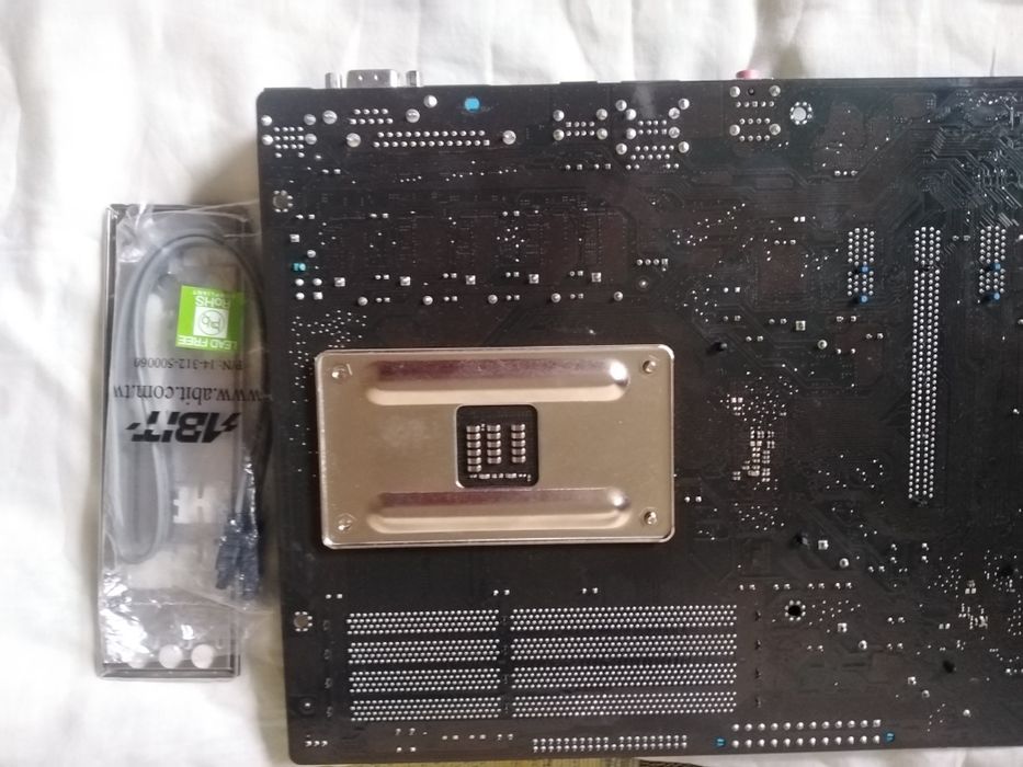 материнская плата ASUS M4A77T. 
Это полноразмерная материнская плата ф