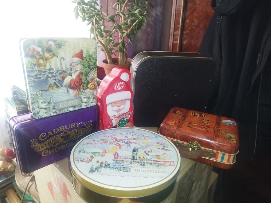 Продам коробочки одним лотом за 200гривень.Є багато звертайтесь