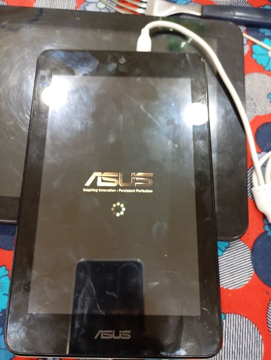 25€ tablet ASUS precisa de uma capa nova tem os botões estragados,