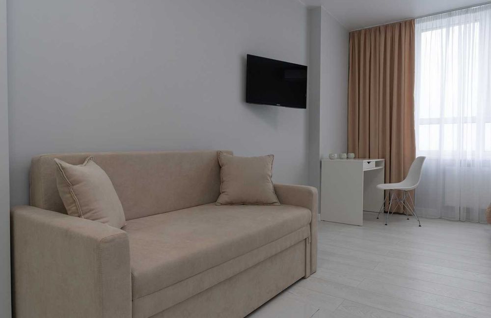 Подобово - студія з ремонтом, у будинку з Генератором, 5 хв. до метро.