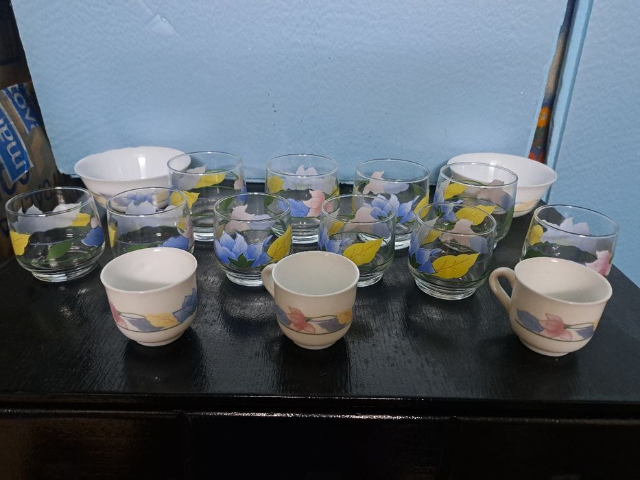 Conjunto copos e chávenas