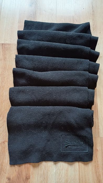 Szalik Superdry czarny klasyczny ciepły