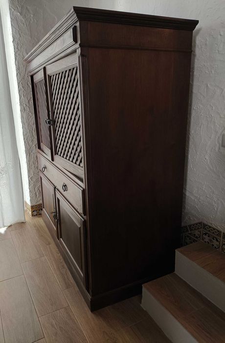 Móvel de sala em estilo rústico de madeira maciça