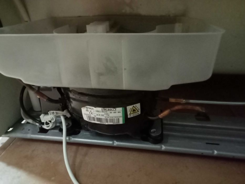 Vendo frigorífico marca Hotpoint Ariston em inox para peças