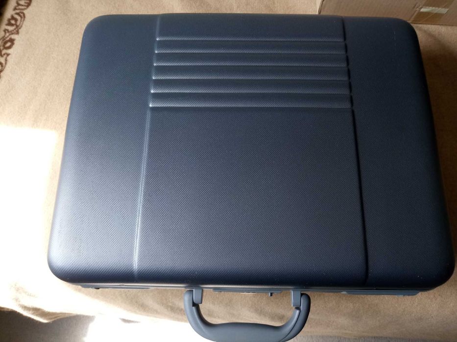 Neseser Delsey 40cmx 50cmx 15cm z zamkiem