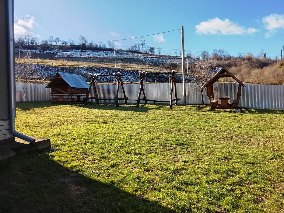 Житловий будинок з вбудованими приміщеннями комерційного призначення