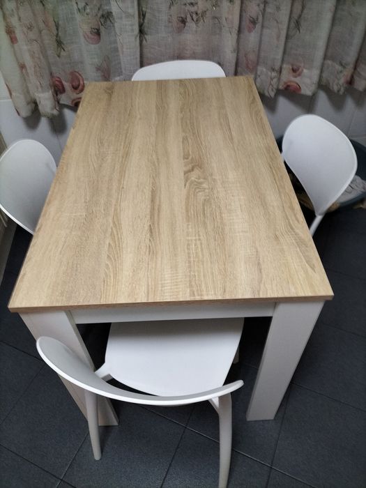 Mesa de cozinha mais quatro cadeiras.